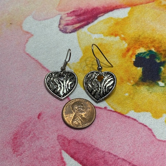 Dangle zebra print heart earrings 🌺 - Picture 2 of 2